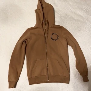 Peak performance hoodie strl M - Zip hoodie i färgen brun som sitter som storlek S. Nypris: 650kr skick:9/10 - inga hål eller defekter NOTERA: erbjuder inte returer
