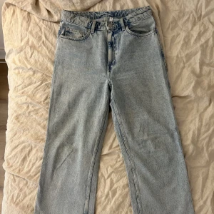 Utsvängda/raka jeans - Från weekday i modellen ”row”. Bra skick.