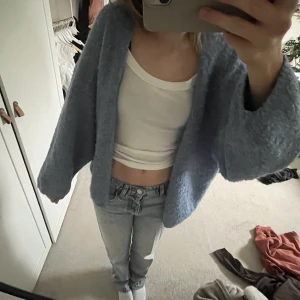 Mysig kofta från Lindex😙 - Säljer denna mysiga koftan från Lindex i en ass snuggg blå färg som inte säljs längre😙🫶🏻storlek m/l men passar mig som är xs/s