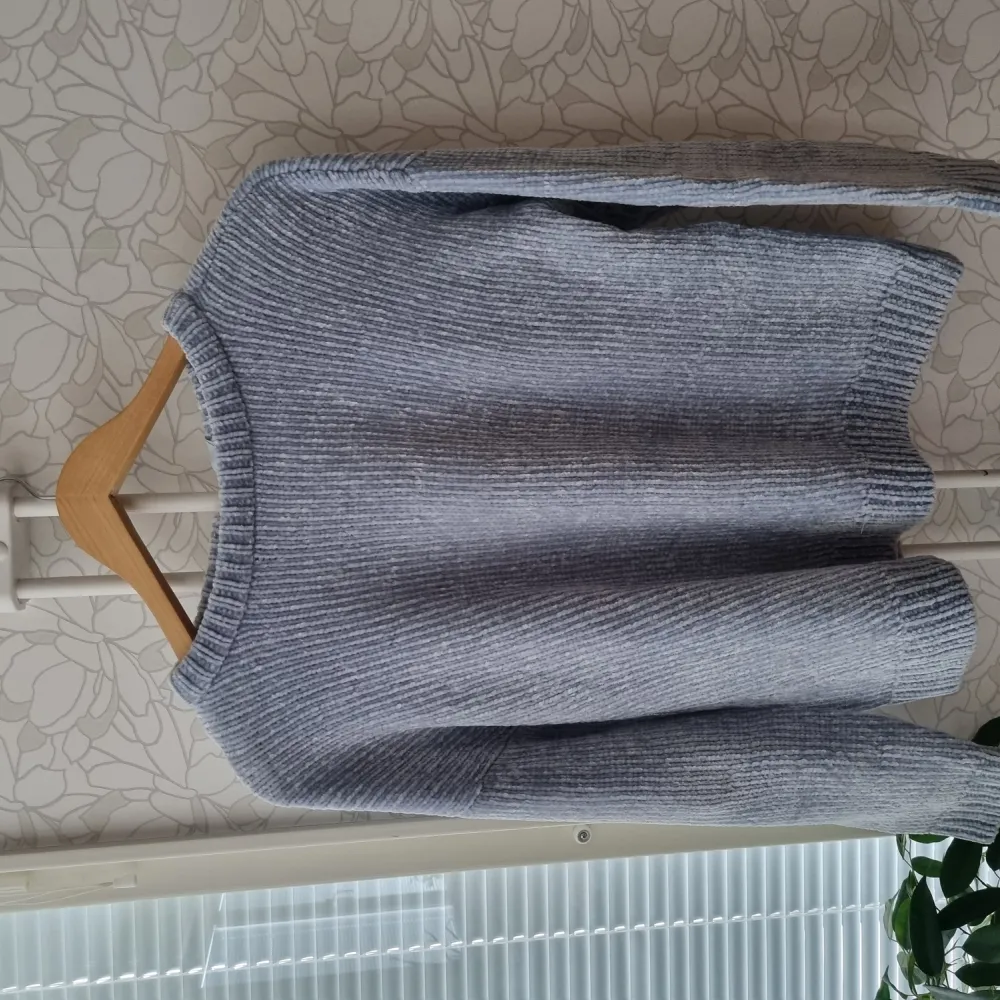 The sweater from Cubus, it was used a few times, light blue colour.. Toppar.