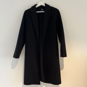 Kappa - Jag säljer denna fina kappa från Zara. Endast använd ett fåtal gånger, säljer pga att den ej kommer till använding. Kappan är till precis över knäna, och har även fickor som ni kan se på bild 3!  Ny pris: 559kr Pris kan diskuteras!🤍