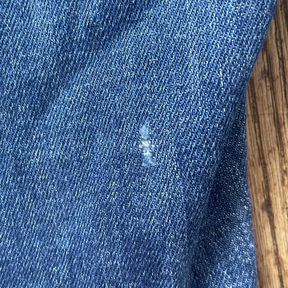 Bootcut lågmidjade jeans från mango kids i storlek 146. Har en liten grej på baksidan av jeansen men syns knappast på. Det är inget hål.❤️. Jeans & Byxor.