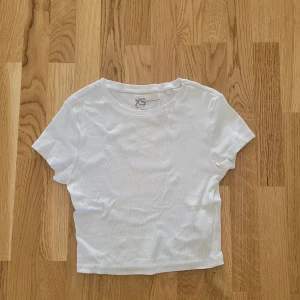 Basic t-shirt  - En vit t-shirt som man kan styla på många olika sätt. Den är i storlek xs.💕