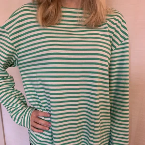 Långärmad randig tröja - Från Lindex💚 originalpris 200 kr.  Använd 1 gång så i nyskick. Skönt och lätt material. Passar mig som är 170 
