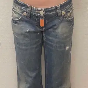 (Lånade bilder) väldigt lågmidjade jeans med bootcut. Säljer dom då de inte passar på mig💗 Har även tagit bort den orangea detaljen😽