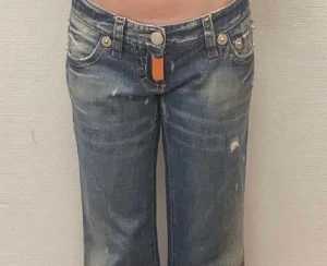 Lågmidjade jeans  - (Lånade bilder) väldigt lågmidjade jeans med bootcut. Säljer dom då de inte passar på mig💗 Har även tagit bort den orangea detaljen😽