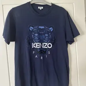 Fin mörkblå/marinblå kenzo t-shirt  Skick 9,5/10