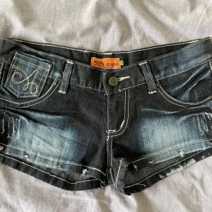 Sis jeans korta shorts  - Korta mörkblåa shorts med brodyr på fickorna. Inga defekter. Skriv vid frågor eller för flera bilder 