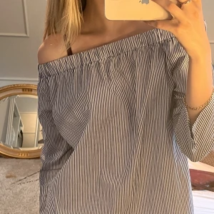 Randig offshoulderblus - Super fin offshoulderblus ifrån zara i storlek S.💗💗