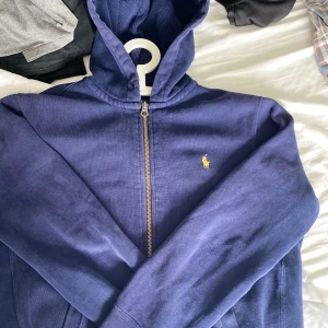 Polo Ralph Laurent hoodie blå - Stilig polo hoodie.  Original pris: 1200kr  Mitt pris: 550kr