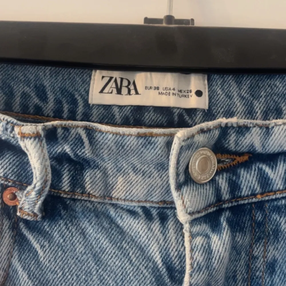 snygga raka zara jeans. tyvärr för stora så lite använda, storlek 36💕 nypris runt 400, kom med förslag. Jeans & Byxor.