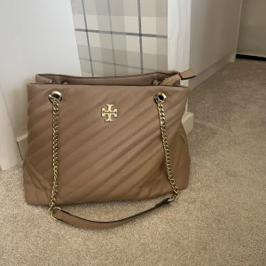 Väska  - Så snygg och stilren väska, Tory Burch märket. Denna är köpt i Asien🫶🏼