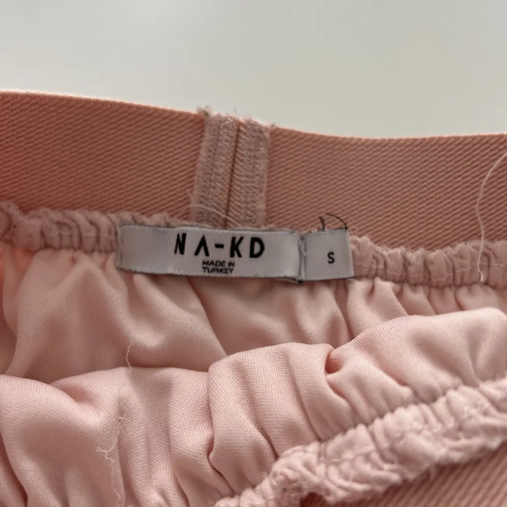 Säljer denna jätte fina rosa kjolen från nakd då jag inte använder den längre . Kjolar.