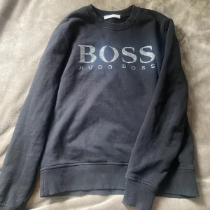 Hugo boss tröja - Superfin Hugo boss tröja som inte säljs längre, superfint skick, knappt använd. Storleken är XS men är mer som S/M.