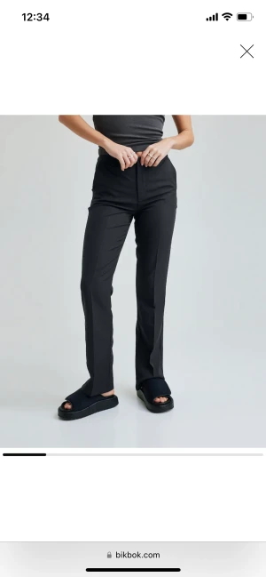 Wilma kostymbyxor  - Skitsnygga kostym byxor men har kommit fram till att jag aldrig använder kostymbyxor:) dem köptes i 40 för att få en lite mer oversized look!! Ny pris är 500!!