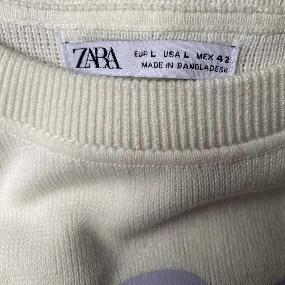 Vit sweatshirt från Zara med tryck på framsidan. Storlek L/42. Använd 2/3 tillfällen, sitter lite oversized på mig som är 177cm 🙆🏽‍♀️. Tröjor & Koftor.