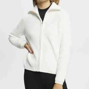 Stickad tröja  - Säljer min helt nya tröja/kofta från zalando, esprit. Kostade 800 och jag har använt den en gång. Så fin! 