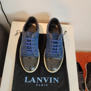 Lanvin skor - Mörkblå lanvins i storlek uk9 (43-44). En liten skada (se bild 3) därav priset. Dustbag ingår!