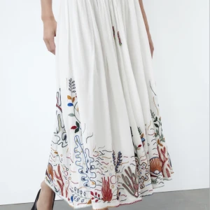 Zara kjol - Säljer denna långkok från zara, aldrig använd. As snygg!❤️köpt för 700kr säljer för 500kr pris kan diskuteras❣️