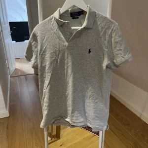 Ralph lauren piké  - Säljer denna sjukt snygga piké. Köpt i somras men kommer inte till användning. Köpare står för frakt, hör av dig vid frågor!