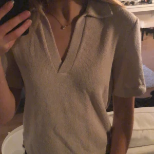 T-shirt med krage från H&M  - Ljus beige T-shirt med krage från hm. Stl xs. Skönt material och den är sval. Jätte fin men får inte användning för den, så den är i mycket fint skick. Köparen står för frakt