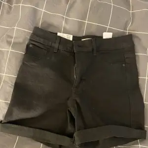 Jeans shorts ifrån cubus som aldrig är använda 