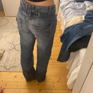 Straight jeans med super snygga detaljer!😮‍💨