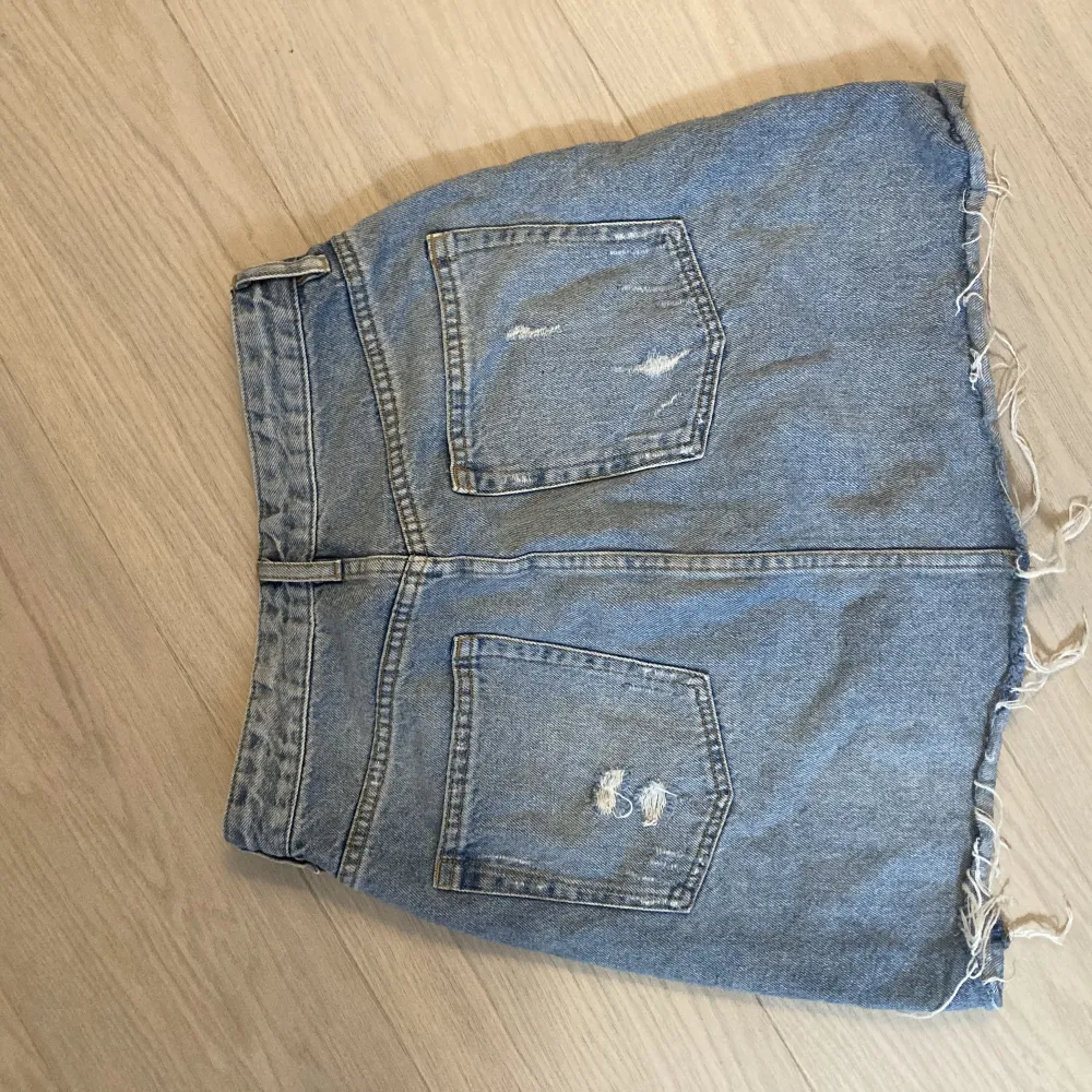 Såå fin jeans kjol nu till augusti, använd ett par gånger men det är ändå bra skick. Strl 36.. Jeans & Byxor.
