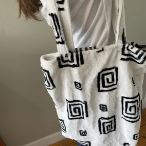 Totebag vit och svart - Fluffig totebag i gott skick, aldrig använd