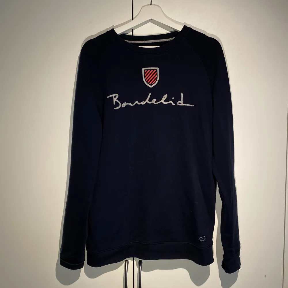 Hej, säljer en simpel sweatshirt från märket Bondelid. Köpt på MQ för runt 800kr. Storlek Medium och True To Size. Priset är inte hugget i sten. Hör av dig vid frågor. . Tröjor & Koftor.