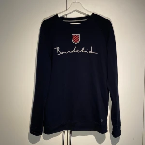 Bondelid Sweatshirt Marinblå - Hej, säljer en simpel sweatshirt från märket Bondelid. Köpt på MQ för runt 800kr. Storlek Medium och True To Size. Priset är inte hugget i sten. Hör av dig vid frågor. 