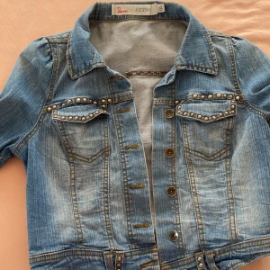 Jeans jacka - Den är super fin men passar inte mig längre den är lite kort 