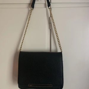 Väska - Snygg väska med guld detaljer som går att både ha kort o långt band 