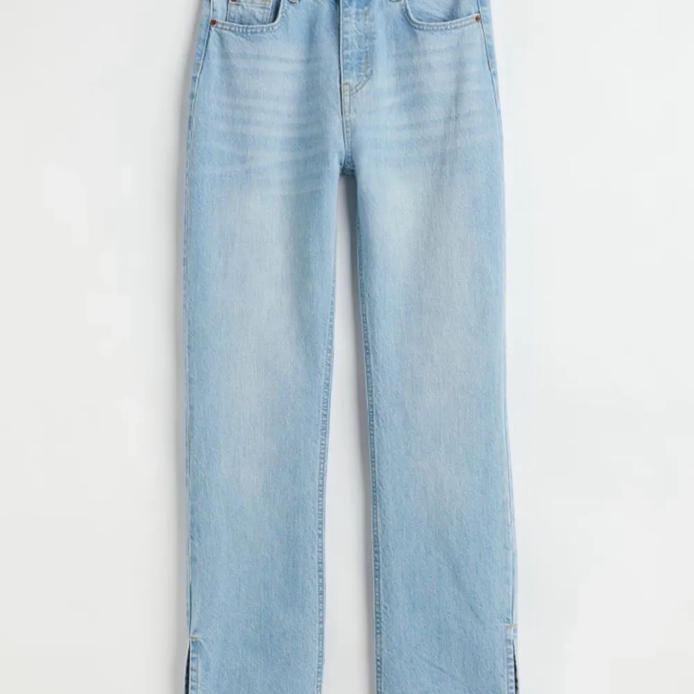 EXTREMT fina straight split byxor från H&M dem funkar på många grejer! Dem är helt oanvända helt nya😍 Men tyvärr är dem lite för stora på mig🙈 Jag köpte dem för 400kr men säljer för mindre!!. Jeans & Byxor.