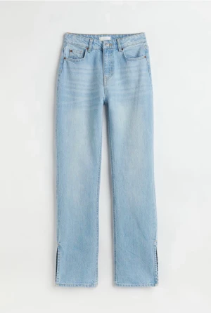 Straight High split Jeans - EXTREMT fina straight split byxor från H&M dem funkar på många grejer! Dem är helt oanvända helt nya😍 Men tyvärr är dem lite för stora på mig🙈 Jag köpte dem för 400kr men säljer för mindre!!