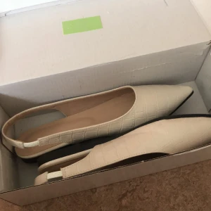 Beige Finskor med liten klack  - Strl 35 Helt oanvända, i nyskick!