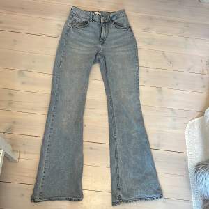 Ett par högmidjade ljusblåa jeans från Hm, har inga defekter och säljs  pga att de är för stora för mig💕