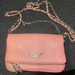 Zadig voltaire - Nypris: 2500kr  Zadig voltaire väska i rosa Fantastiskt söt och passar till allt! Senaste budningen är 665