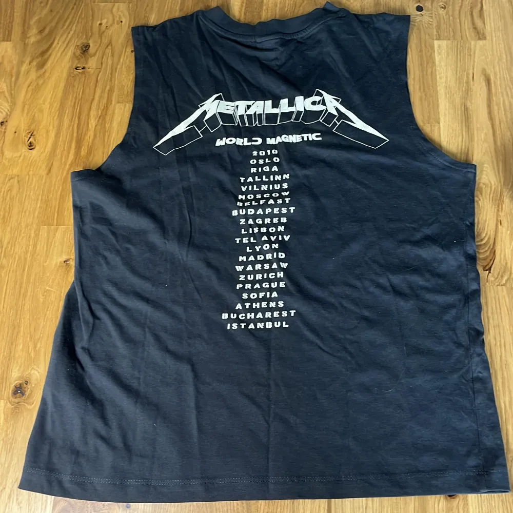 Metallica linne från H&M, knappt använt och i fint skick. Storlek: XS. T-shirts.