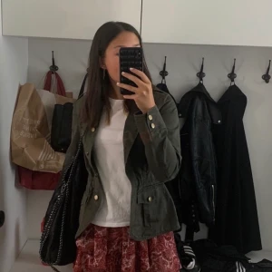 militärkappa - grön kappa köpt secondhand superfin passar xs/s pris 200