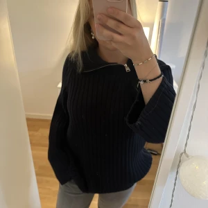 Stickad tröja zara - Stickad tröja från zara med zip. Så fin och väldigt sällan använd! Nypris: 500kr