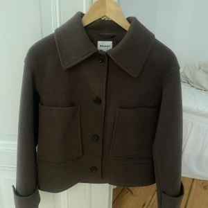 Kappahl jacka  - Säljer min populära jacka från Kappahl från föras hösten då det inte är min stil länge. Den är sparsamt använd under förra hösten. KÖPAREN STÅR FÖR FRAKT 💕