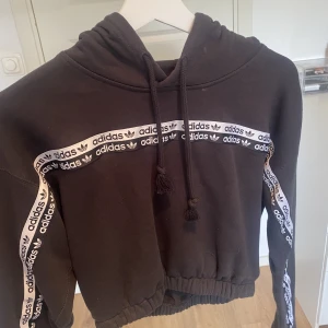 Adidas Cropped Hoodie  - Säljer denna fina adidas Cropped Hoodie då den inte blivit använd 🌸