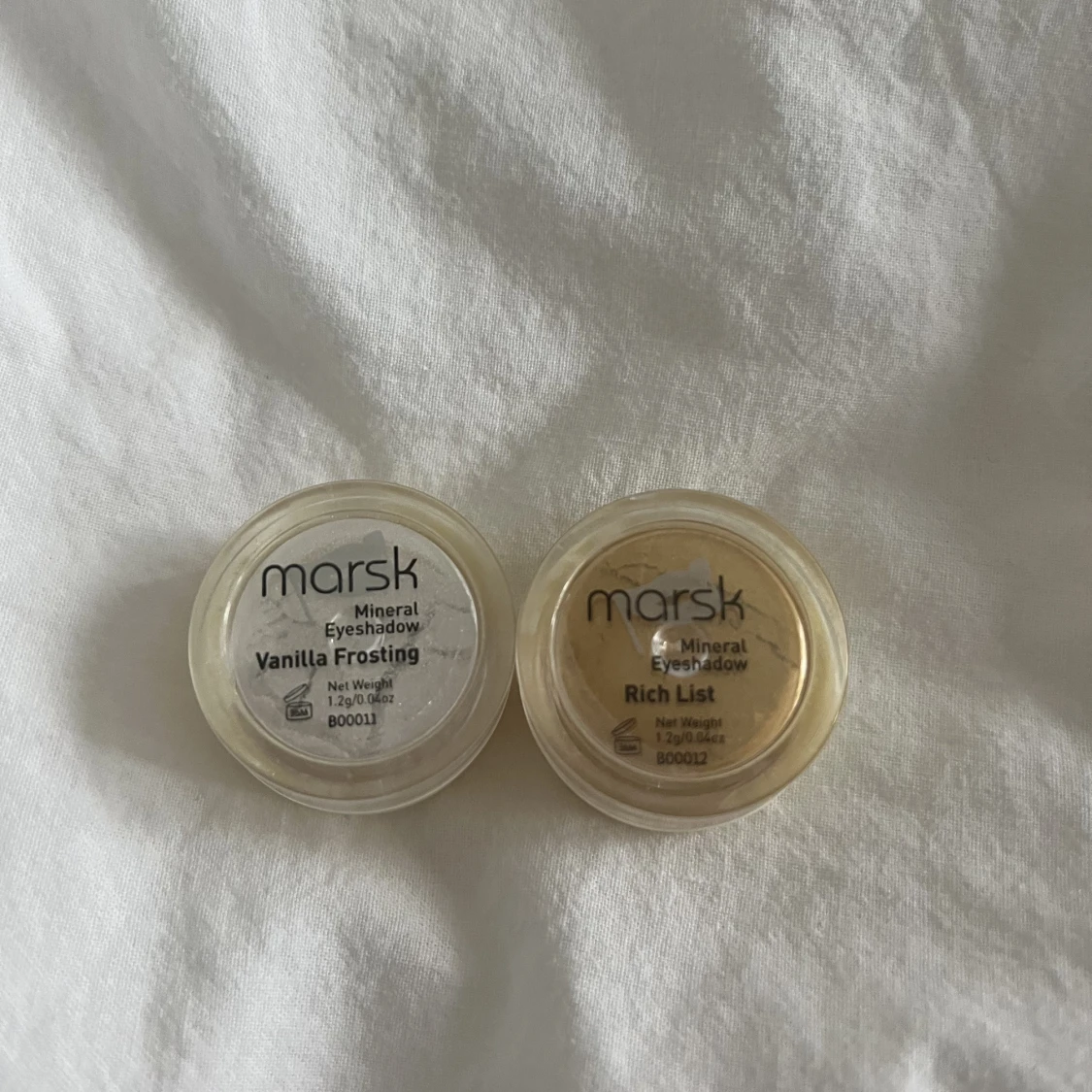 Första bilden - två puder ögonskuggor Andra bilden-läppglans Tredje bilden - contour stick/penna