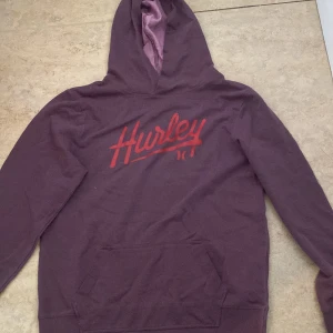 Hurley hoodie - Hoodien är köpt i Dubai. Har aldrig använt, vet inte vad för storlek detta är men de passar folk med storlek Xs/s