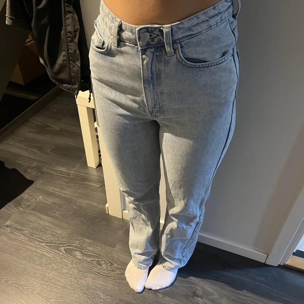 Jättefina jeans ifrån Weekday i mycket bra skick💗 de är i modellen rowe 🫶. Jeans & Byxor.