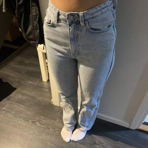 Jättefina jeans ifrån Weekday i mycket bra skick💗 de är i modellen rowe 🫶