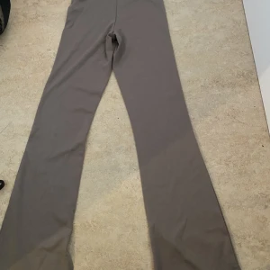 Hannele byxor - Säljer dessa byxor eftersom de ligger bara i min garderob. Har aldrig använt de. Byxorna passar även för de som har storleken S. 