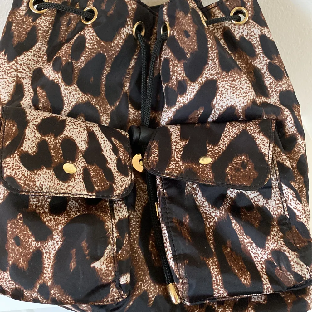 Leopard mönstrad väska som inte har några fläckar, är inte sliten, använt den några gånger, köparen står för frakt, inga returer.. Väskor.