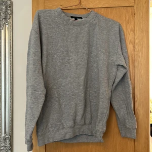 Sweatshirt från prettylittlething - Fin tröja från plt med tryck på ryggen